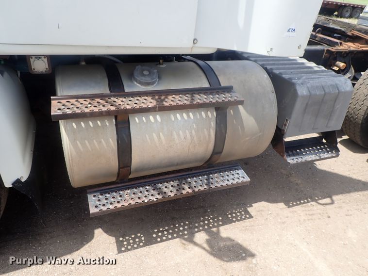 image for item DG3237 1995 International 8100  semi truck