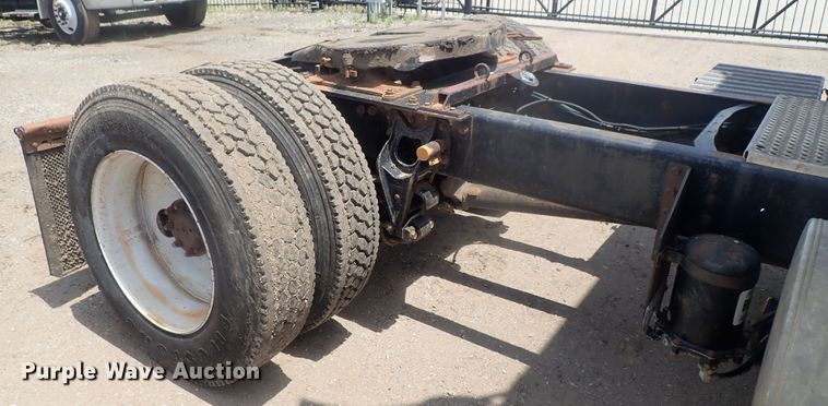 image for item DG3237 1995 International 8100  semi truck