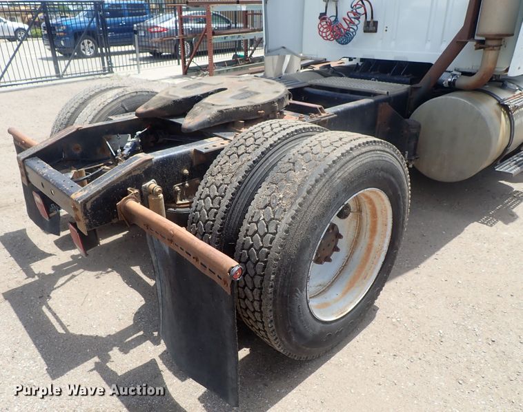 image for item DG3237 1995 International 8100  semi truck