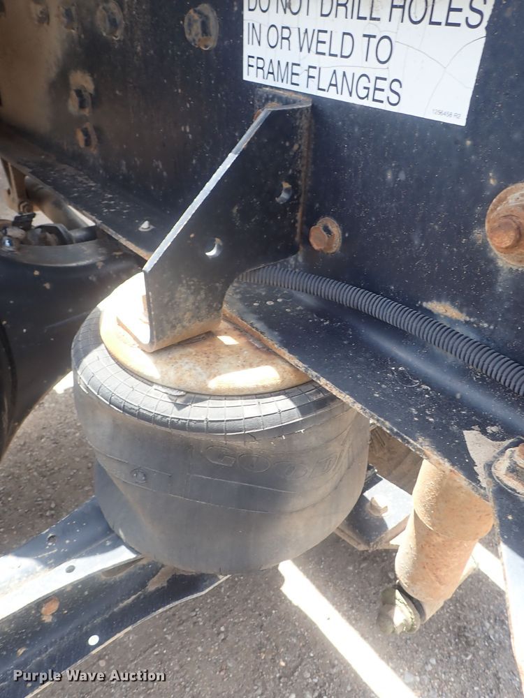 image for item DG3237 1995 International 8100  semi truck