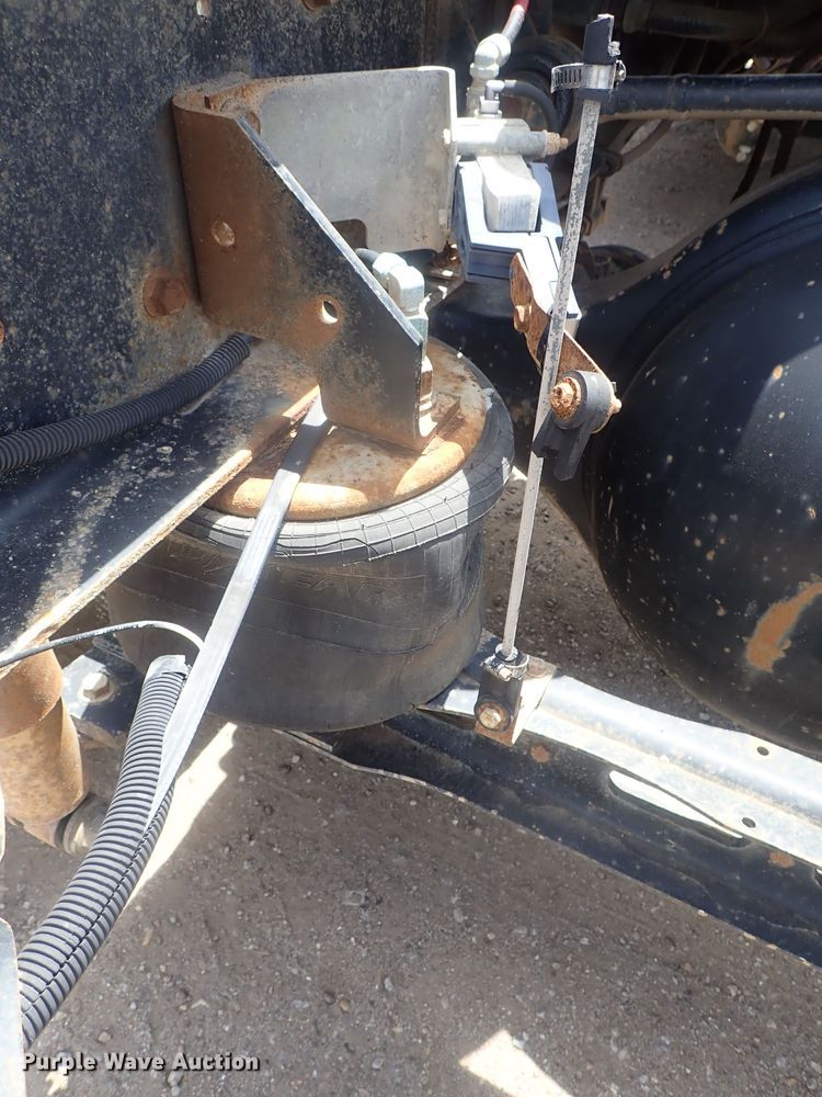 image for item DG3237 1995 International 8100  semi truck