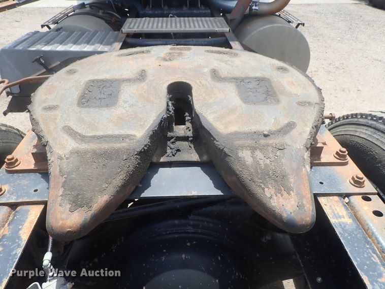 image for item DG3237 1995 International 8100  semi truck