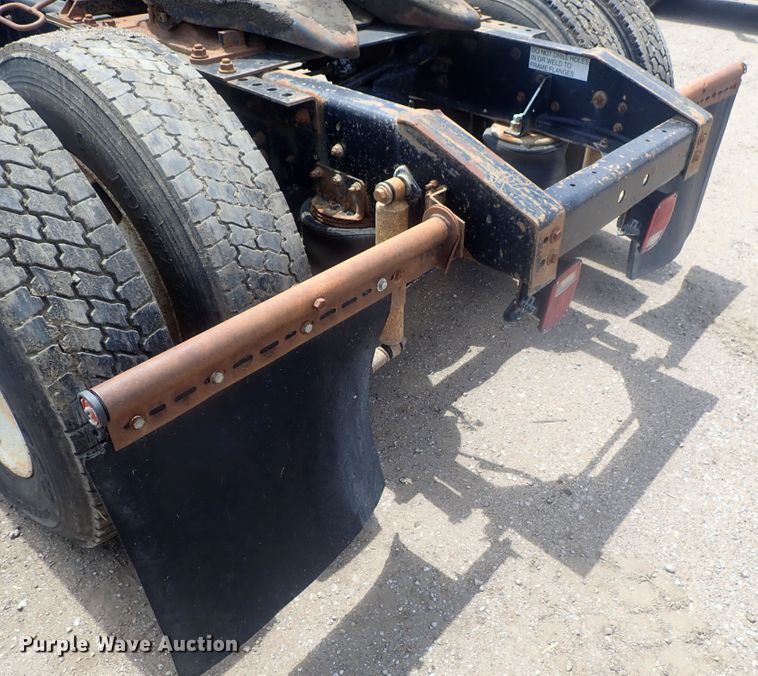 image for item DG3237 1995 International 8100  semi truck