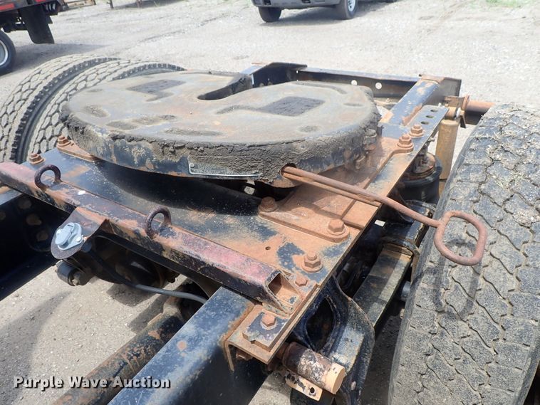 image for item DG3237 1995 International 8100  semi truck