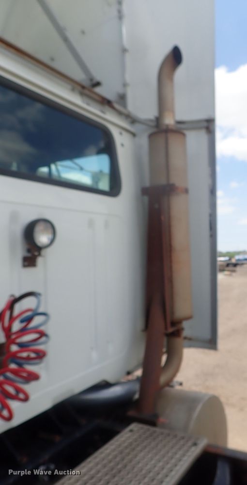 image for item DG3237 1995 International 8100  semi truck