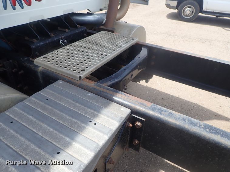 image for item DG3237 1995 International 8100  semi truck