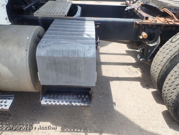 image for item DG3237 1995 International 8100  semi truck