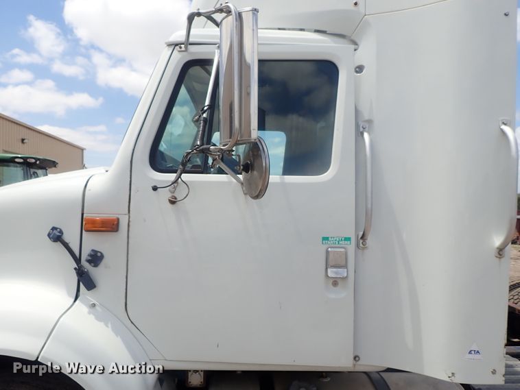 image for item DG3237 1995 International 8100  semi truck