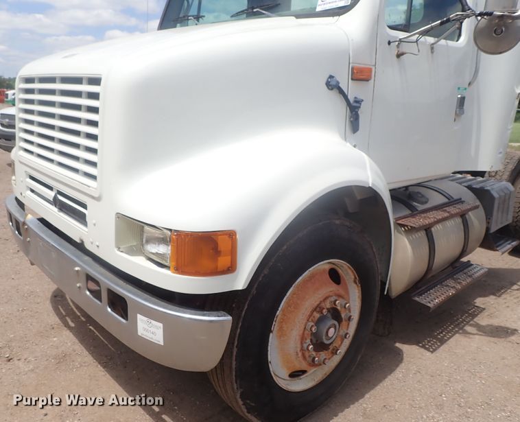 image for item DG3237 1995 International 8100  semi truck