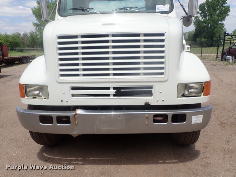 image for item DG3237 1995 International 8100  semi truck