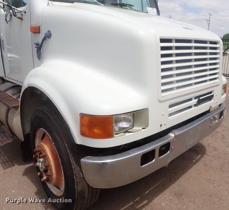 image for item DG3237 1995 International 8100  semi truck