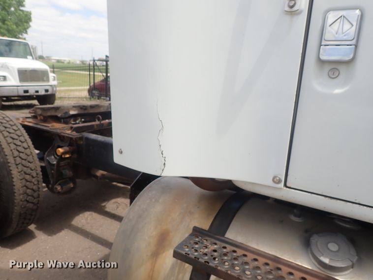 image for item DG3237 1995 International 8100  semi truck