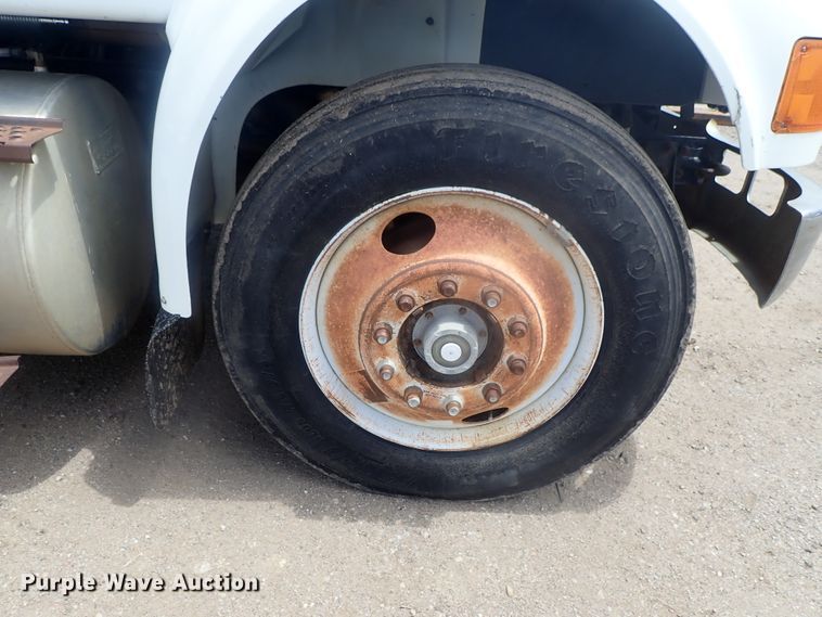 image for item DG3237 1995 International 8100  semi truck