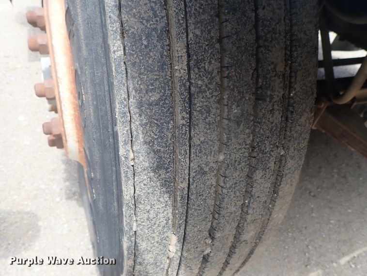 image for item DG3237 1995 International 8100  semi truck