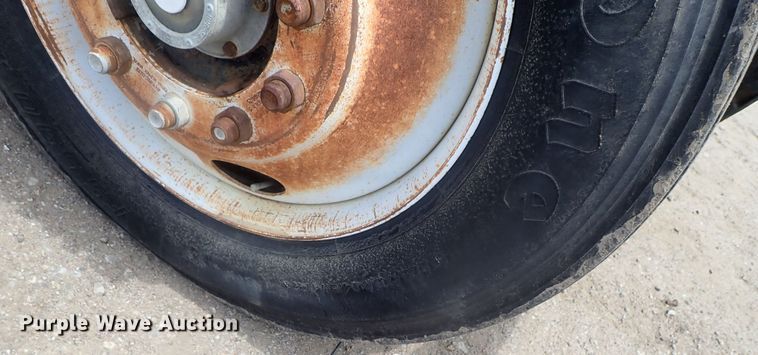 image for item DG3237 1995 International 8100  semi truck