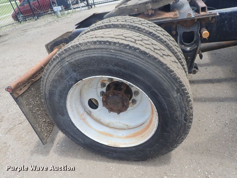 image for item DG3237 1995 International 8100  semi truck