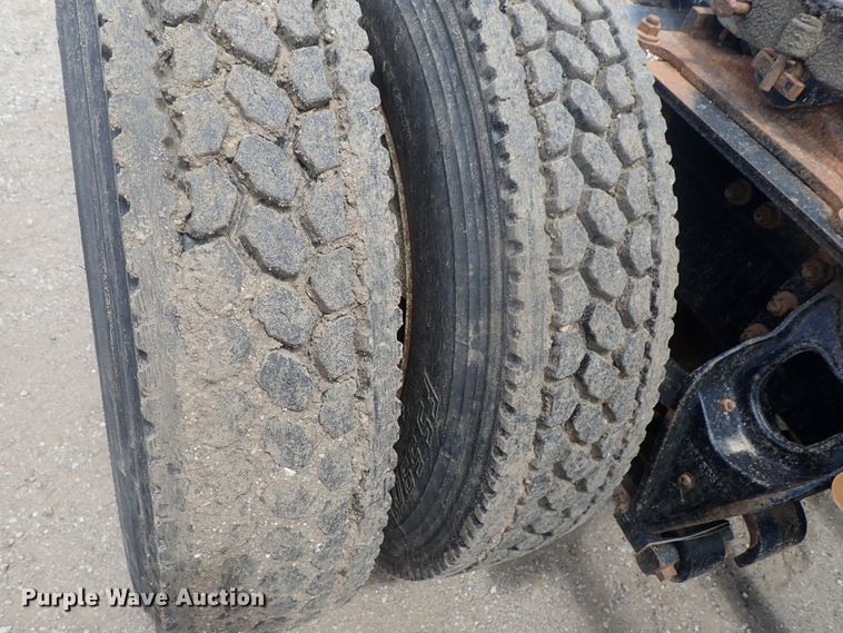 image for item DG3237 1995 International 8100  semi truck