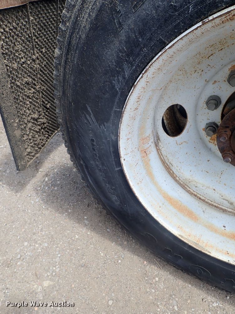 image for item DG3237 1995 International 8100  semi truck