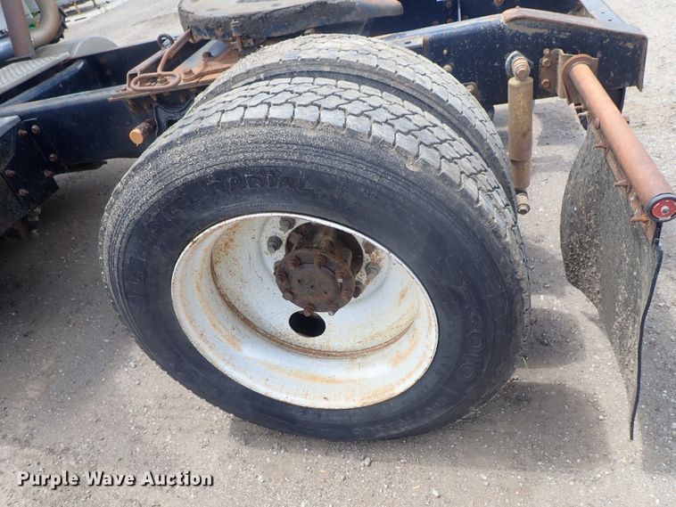 image for item DG3237 1995 International 8100  semi truck