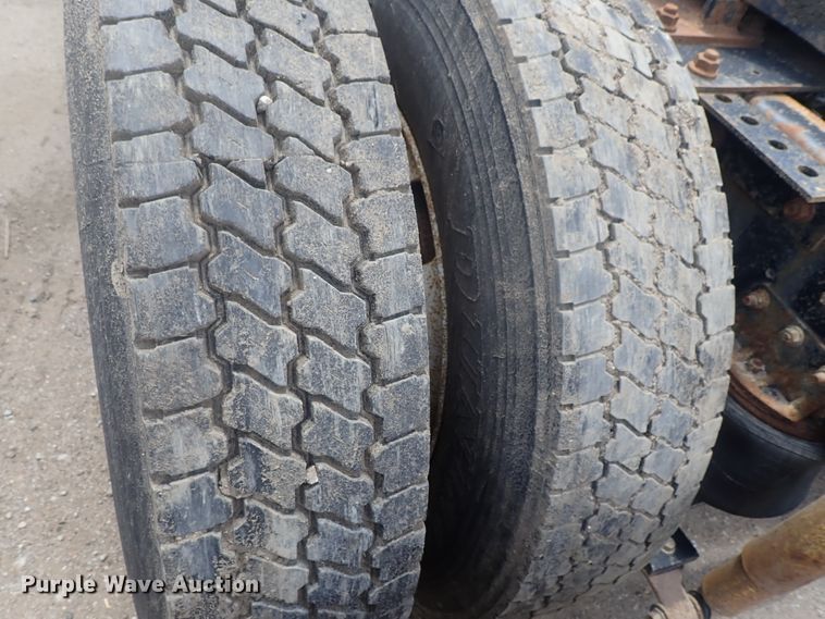 image for item DG3237 1995 International 8100  semi truck