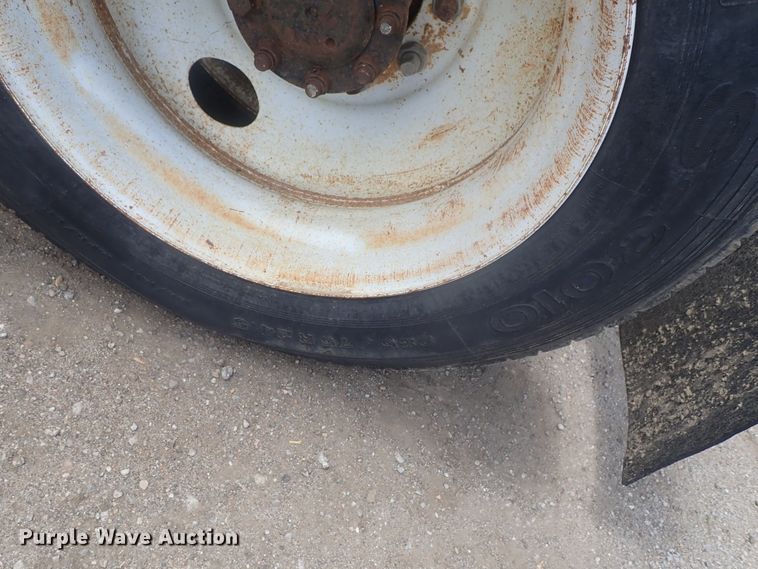 image for item DG3237 1995 International 8100  semi truck