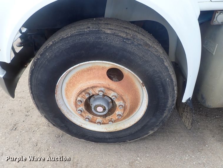 image for item DG3237 1995 International 8100  semi truck