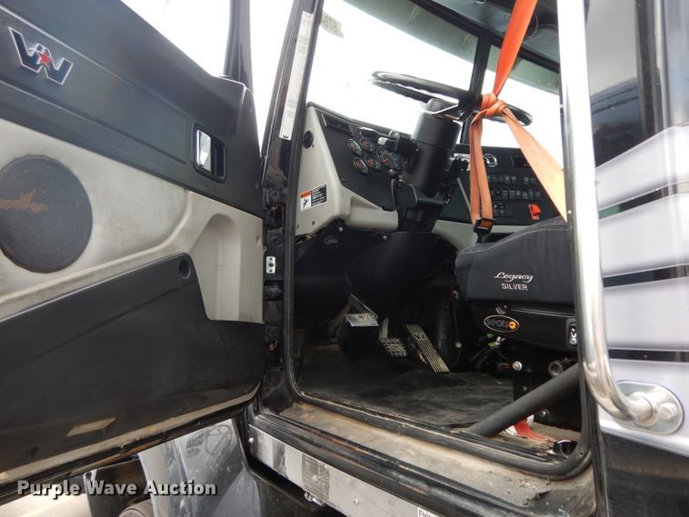 image for item DG6754 2014 Western Star 4900SB  semi truck