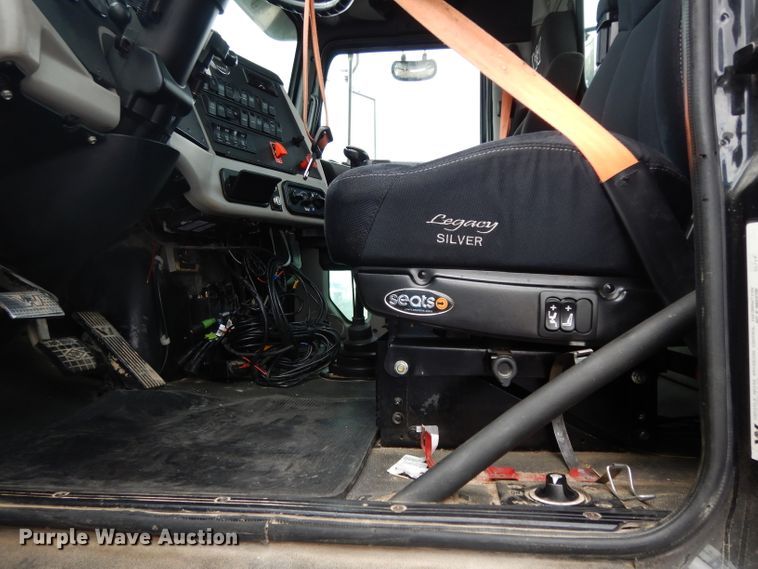 image for item DG6754 2014 Western Star 4900SB  semi truck