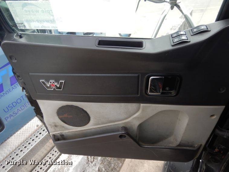 image for item DG6754 2014 Western Star 4900SB  semi truck