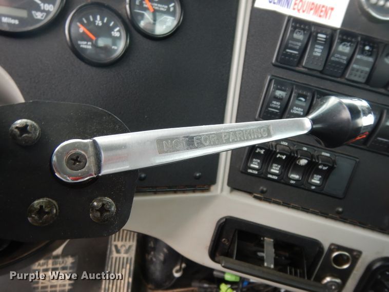 image for item DG6754 2014 Western Star 4900SB  semi truck