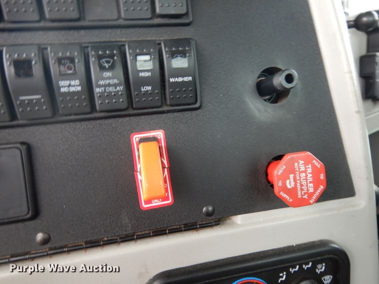 image for item DG6754 2014 Western Star 4900SB  semi truck