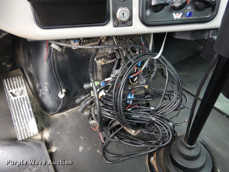 image for item DG6754 2014 Western Star 4900SB  semi truck