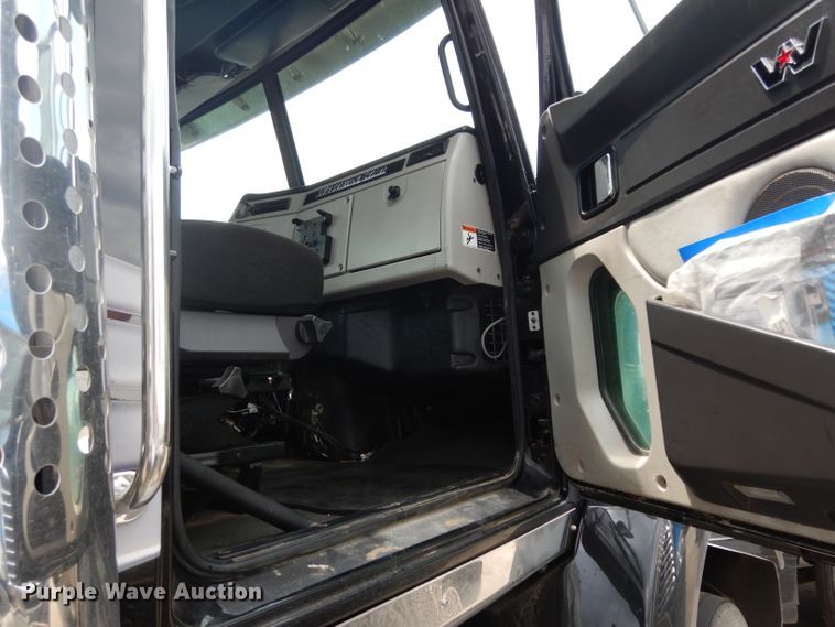 image for item DG6754 2014 Western Star 4900SB  semi truck