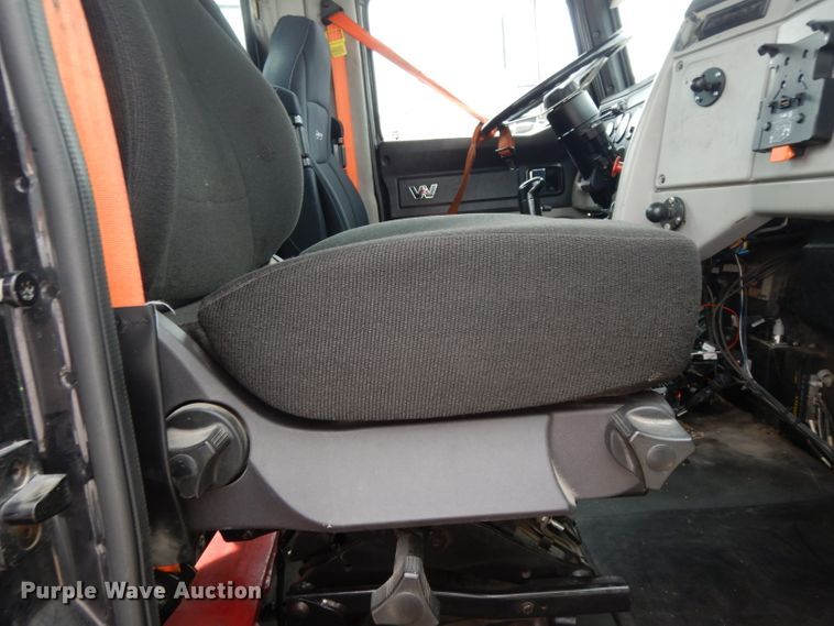 image for item DG6754 2014 Western Star 4900SB  semi truck