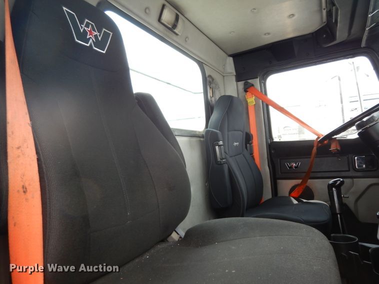 image for item DG6754 2014 Western Star 4900SB  semi truck