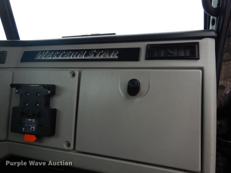 image for item DG6754 2014 Western Star 4900SB  semi truck