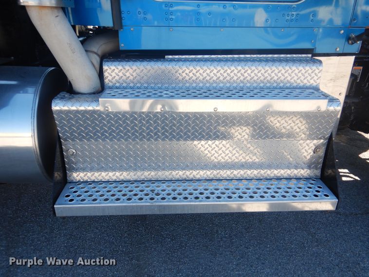 image for item DG8591 2012 Kenworth W900  semi truck