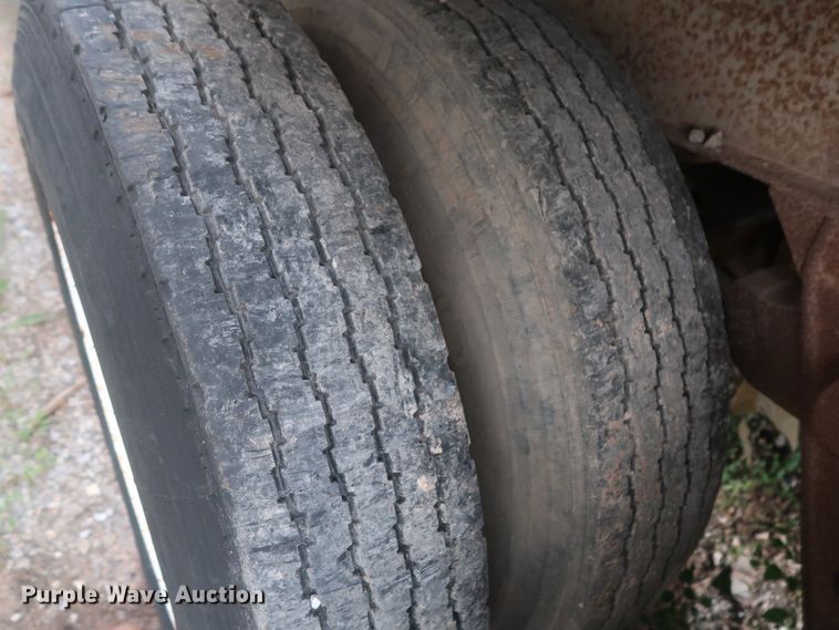 image for item DH0915 1977 Fruehauf E8-8801-42 dry van trailer