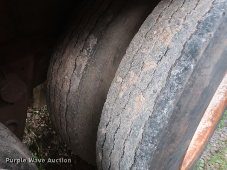 image for item DH0915 1977 Fruehauf E8-8801-42 dry van trailer