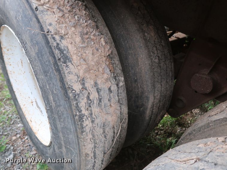 image for item DH0915 1977 Fruehauf E8-8801-42 dry van trailer