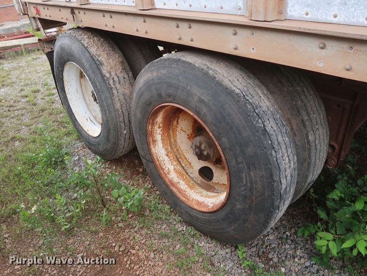 image for item DH0915 1977 Fruehauf E8-8801-42 dry van trailer
