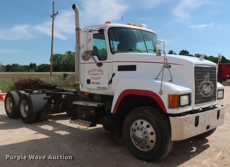 image for item DH0919 2010 Mack CHU613  semi truck