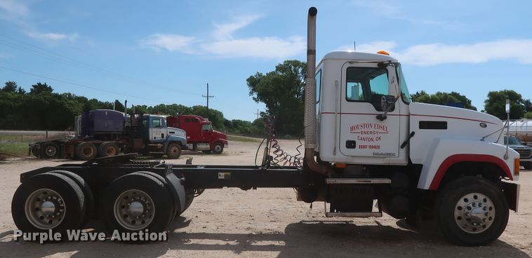 image for item DH0919 2010 Mack CHU613  semi truck