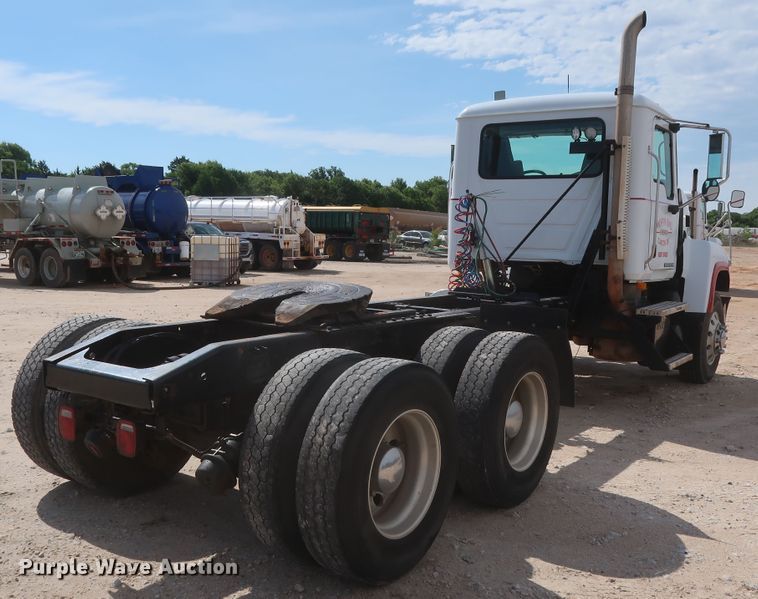 image for item DH0919 2010 Mack CHU613  semi truck