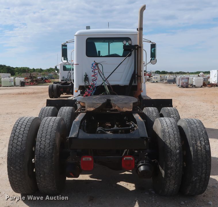 image for item DH0919 2010 Mack CHU613  semi truck