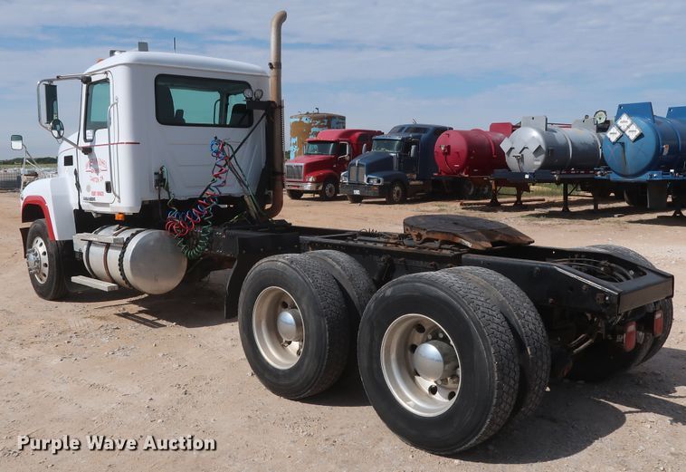 image for item DH0919 2010 Mack CHU613  semi truck