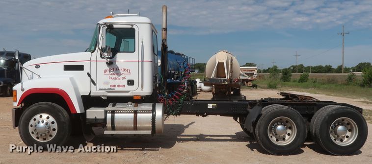 image for item DH0919 2010 Mack CHU613  semi truck