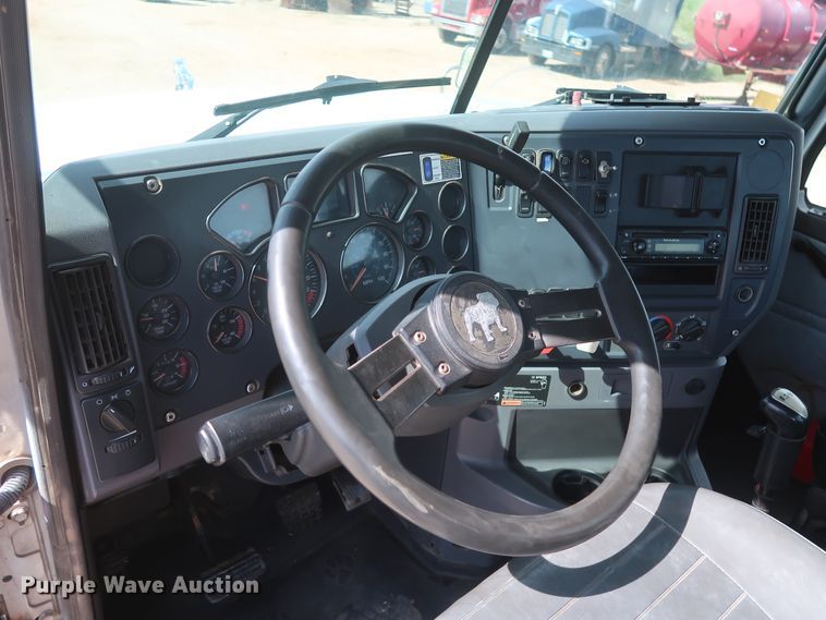 image for item DH0919 2010 Mack CHU613  semi truck