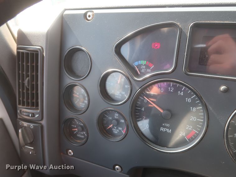 image for item DH0919 2010 Mack CHU613  semi truck