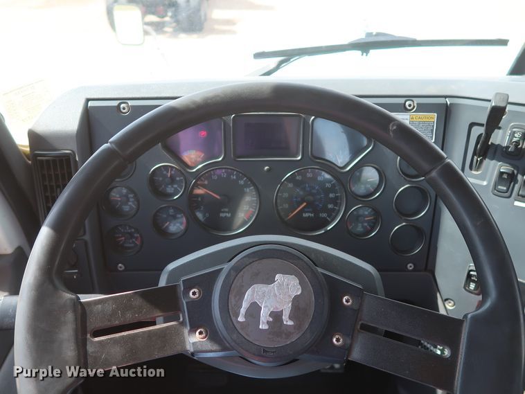 image for item DH0919 2010 Mack CHU613  semi truck